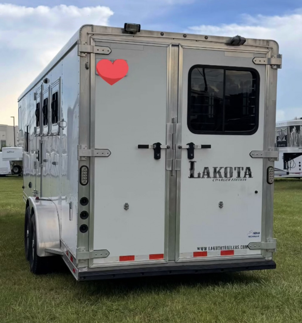 Used 2015 Lakota 3 horse w/ 9' living quarters Horse Trailer