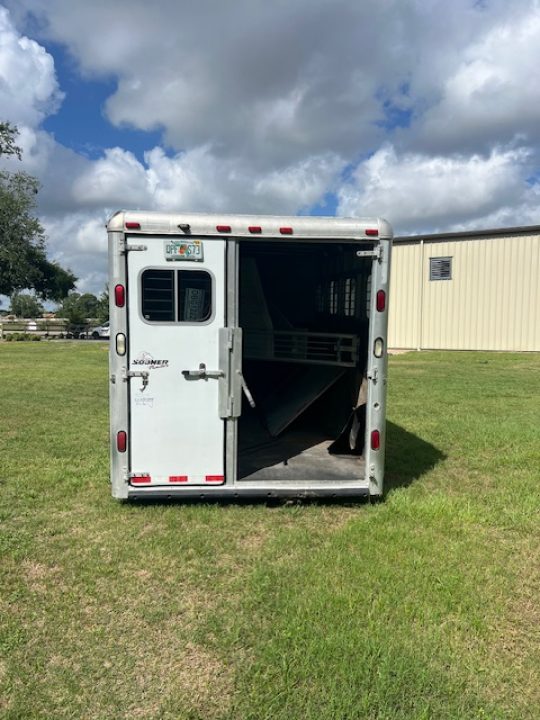 Used 2001 Sooner 8' wide 4 horse w/ 12' lq and midtack Horse Trailer