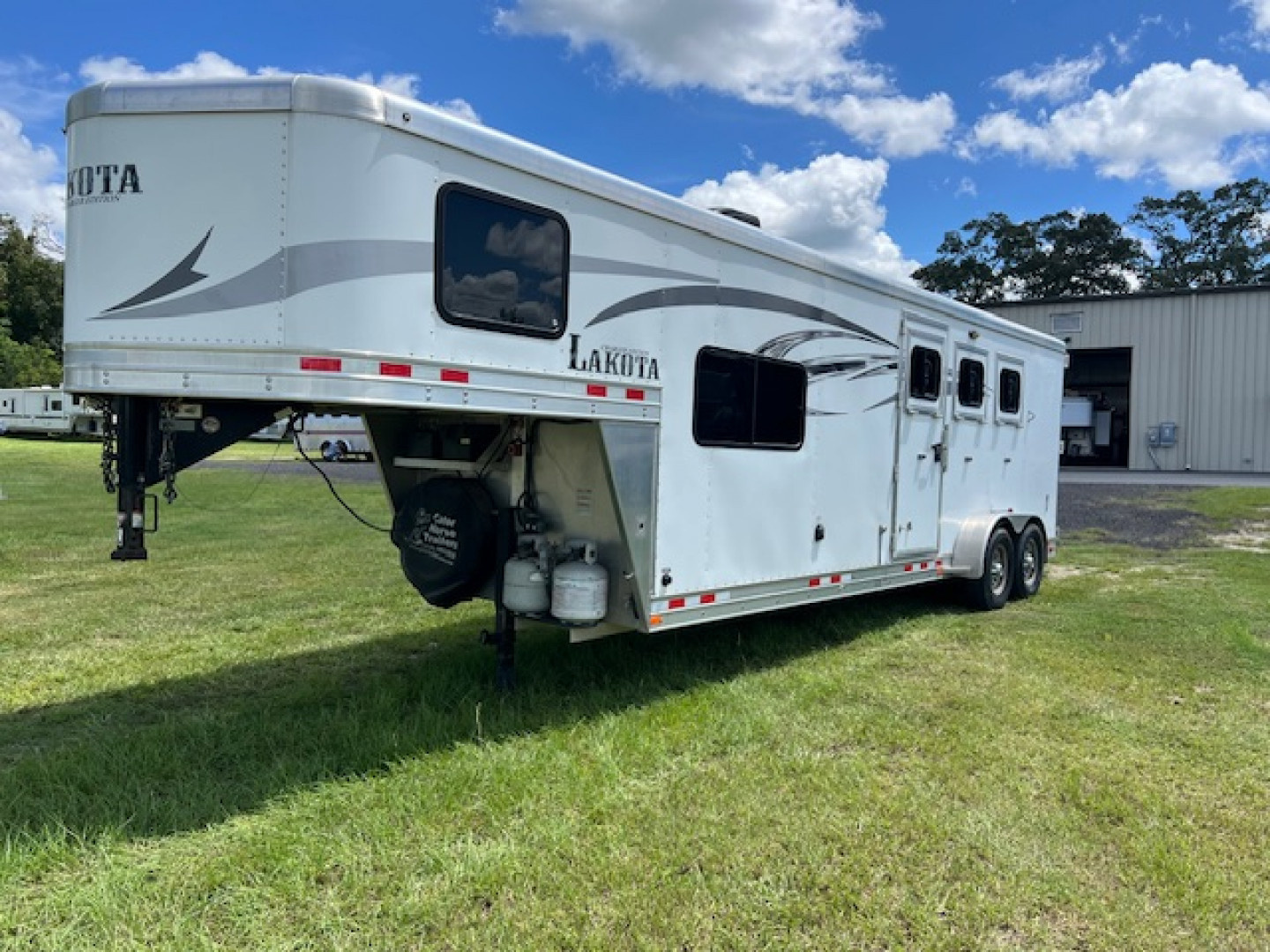 Used 2015 Lakota 3 horse w/ 9' living quarters Horse Trailer