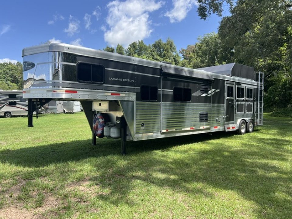 Used 2019 SMC 8' wide 3 horse w/16' living quarters with generator Horse Trailer