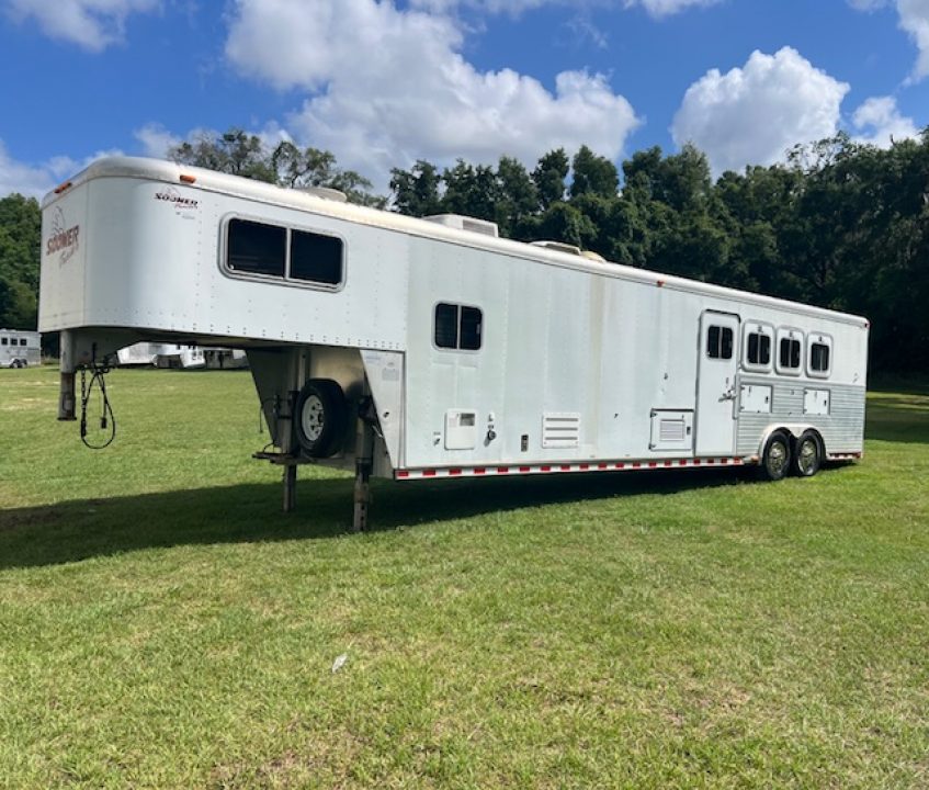 Used 2001 Sooner 8' wide 4 horse w/ 12' lq and midtack Horse Trailer
