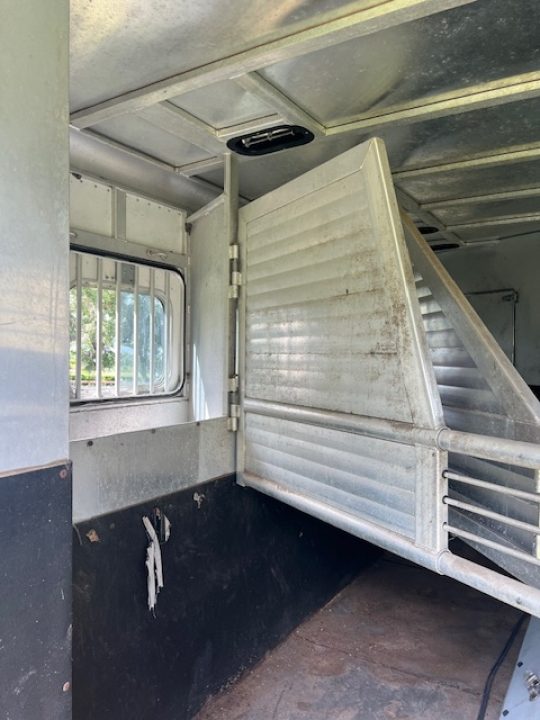 Used 2001 Sooner 8' wide 4 horse w/ 12' lq and midtack Horse Trailer