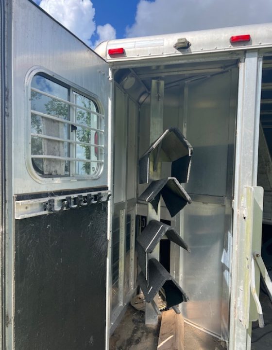 Used 2001 Sooner 8' wide 4 horse w/ 12' lq and midtack Horse Trailer