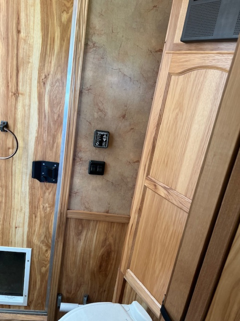 Used 2015 Lakota 3 horse w/ 9' living quarters Horse Trailer