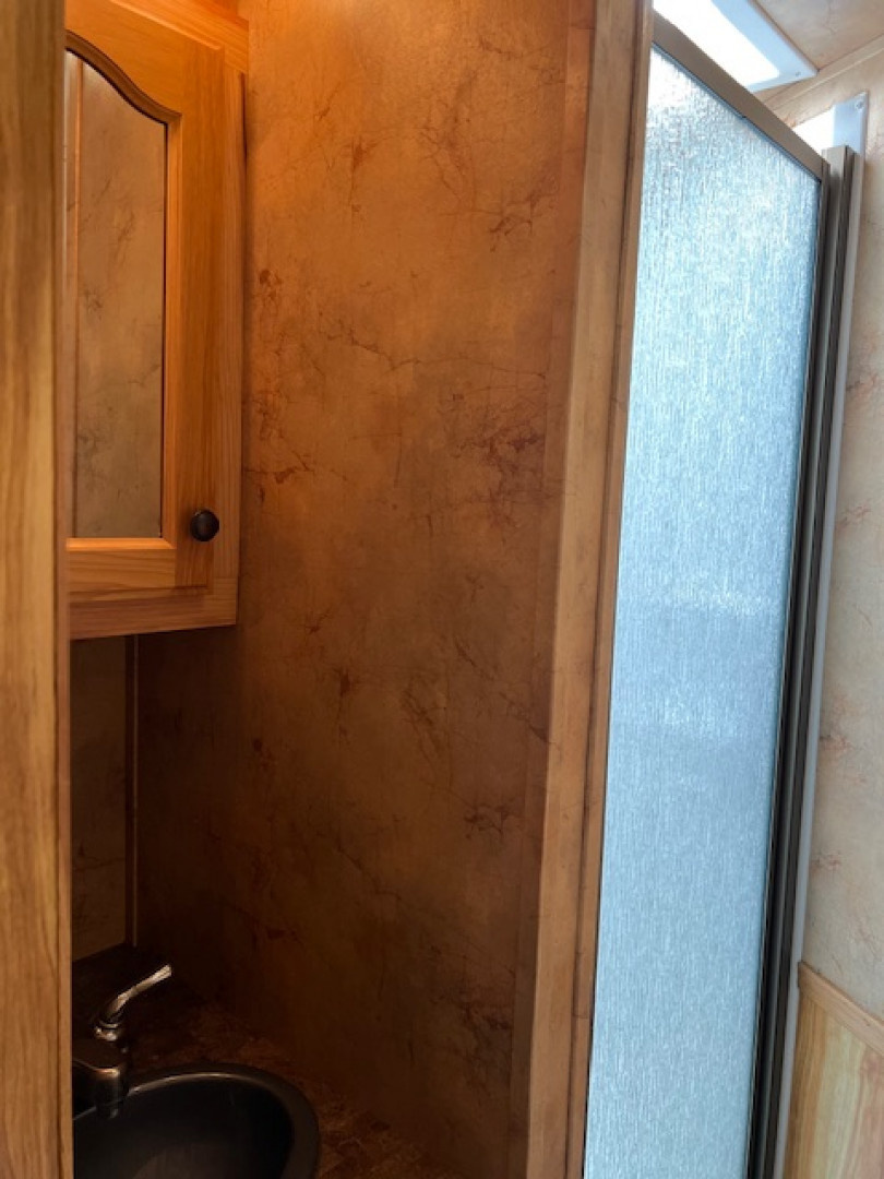 Used 2015 Lakota 3 horse w/ 9' living quarters Horse Trailer