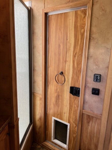 Used 2015 Lakota 3 horse w/ 9' living quarters Horse Trailer