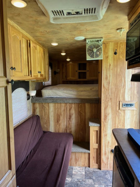 Used 2015 Lakota 3 horse w/ 9' living quarters Horse Trailer