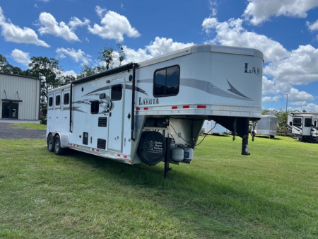 Used 2015 Lakota 3 horse w/ 9' living quarters Horse Trailer