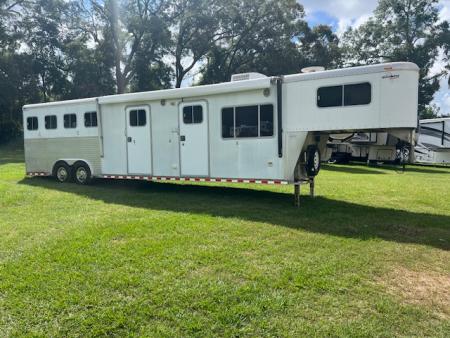 Used 2001 Sooner 8' wide 4 horse w/ 12' lq and midtack Horse Trailer