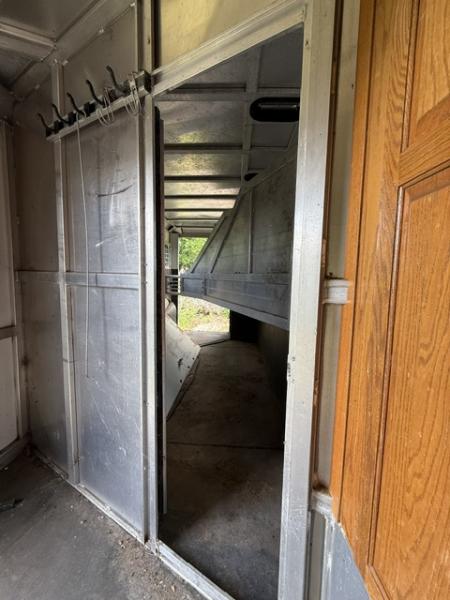 Used 2001 Sooner 8' wide 4 horse w/ 12' lq and midtack Horse Trailer