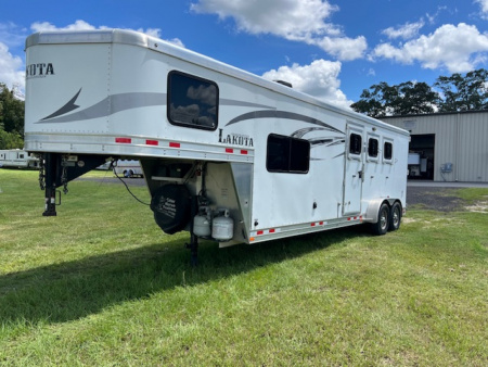 Used 2015 Lakota 3 horse w/ 9' living quarters Horse Trailer