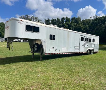Used 2001 Sooner 8' wide 4 horse w/ 12' lq and midtack Horse Trailer