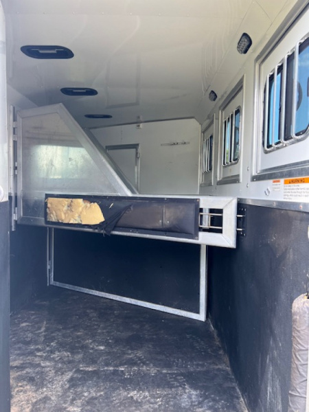 Used 2015 Lakota 3 horse w/ 9' living quarters Horse Trailer