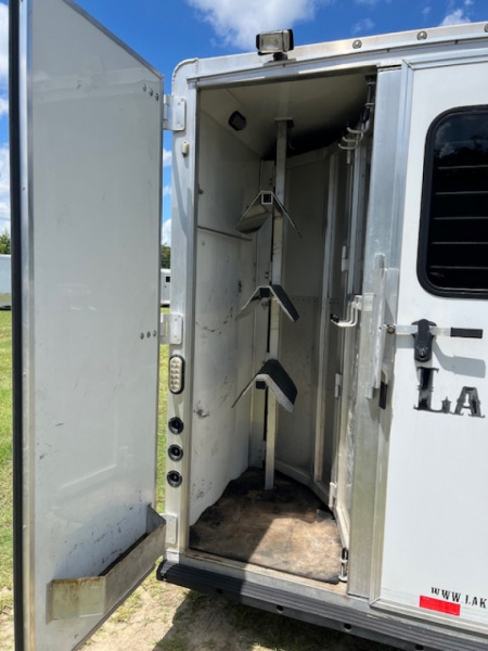 Used 2015 Lakota 3 horse w/ 9' living quarters Horse Trailer
