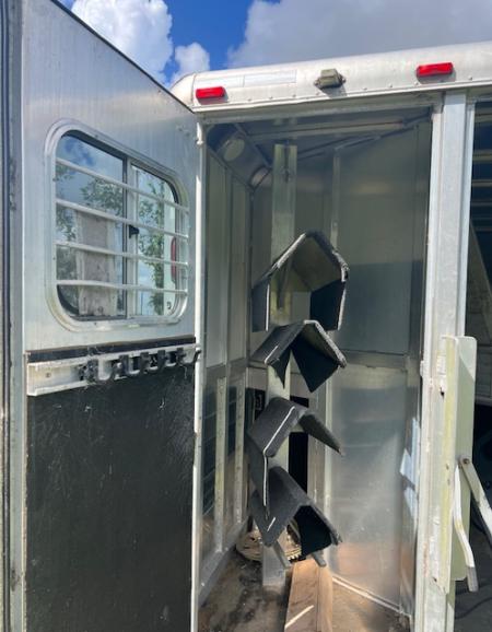 Used 2001 Sooner 8' wide 4 horse w/ 12' lq and midtack Horse Trailer
