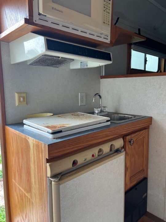 Used 2007 Double D 3 horse with 7' living quarters Horse Trailer