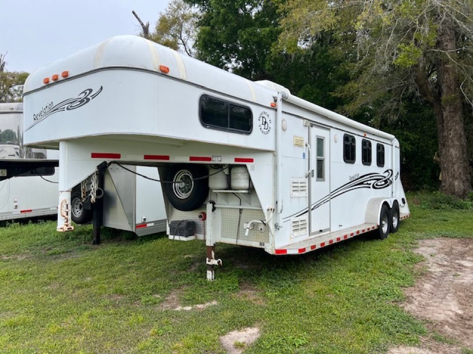 Used 2007 Double D 3 horse with 7' living quarters Horse Trailer