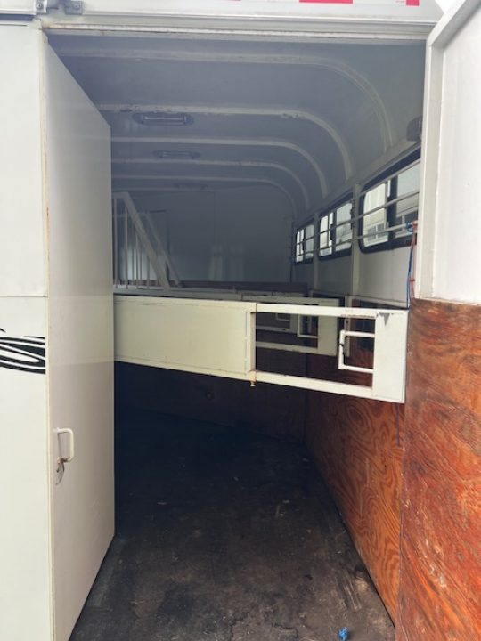 Used 2007 Double D 3 horse with 7' living quarters Horse Trailer