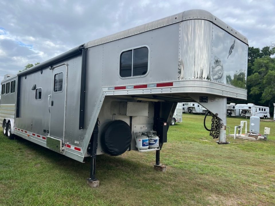 Used 2015 Featherlite Trailers 8' wide 3 horse w/ 12' living quarters Horse Trailer