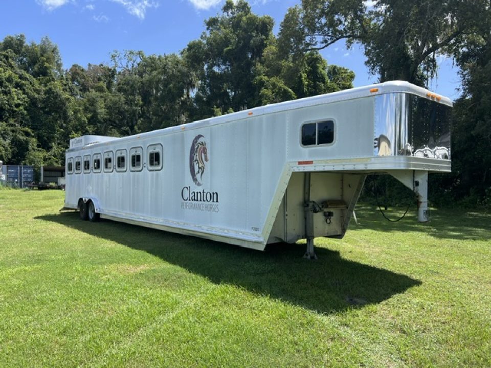 Used 1999 Featherlite Trailers 8 horse w/midtack and dressing room Horse Trailer
