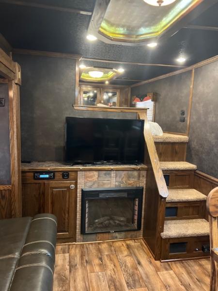 Used 2015 Featherlite Trailers 8' wide 3 horse w/ 12' living quarters Horse Trailer