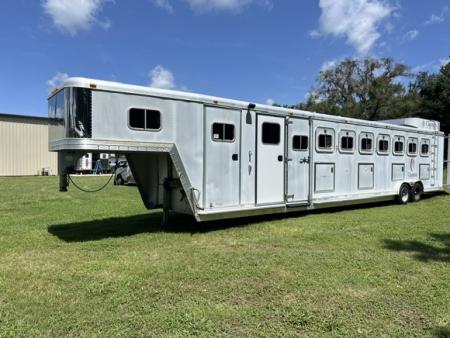 Used 1999 Featherlite Trailers 8 horse w/midtack and dressing room Horse Trailer