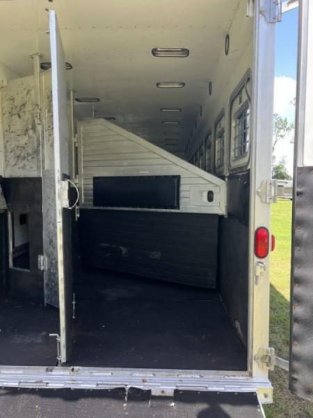 Used 1999 Featherlite Trailers 8 horse w/midtack and dressing room Horse Trailer