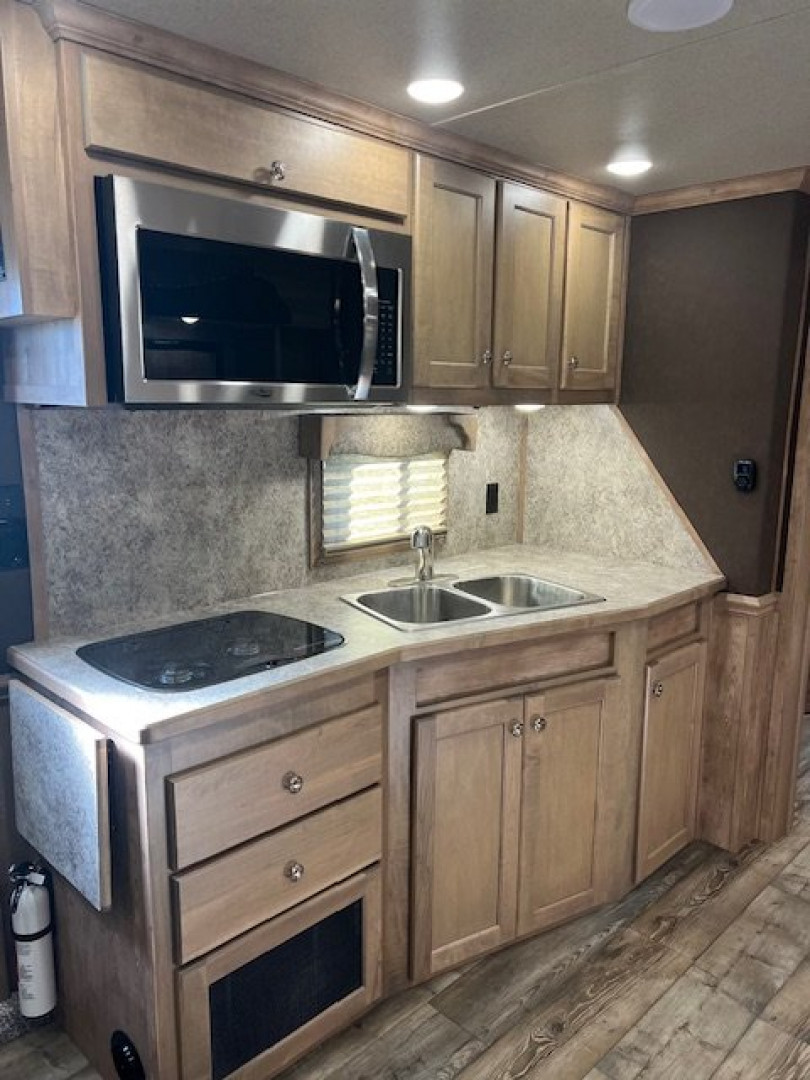 New 2025 Merhow Trailers 8' wide 4 horse w/ 14' living quarters Horse Trailer