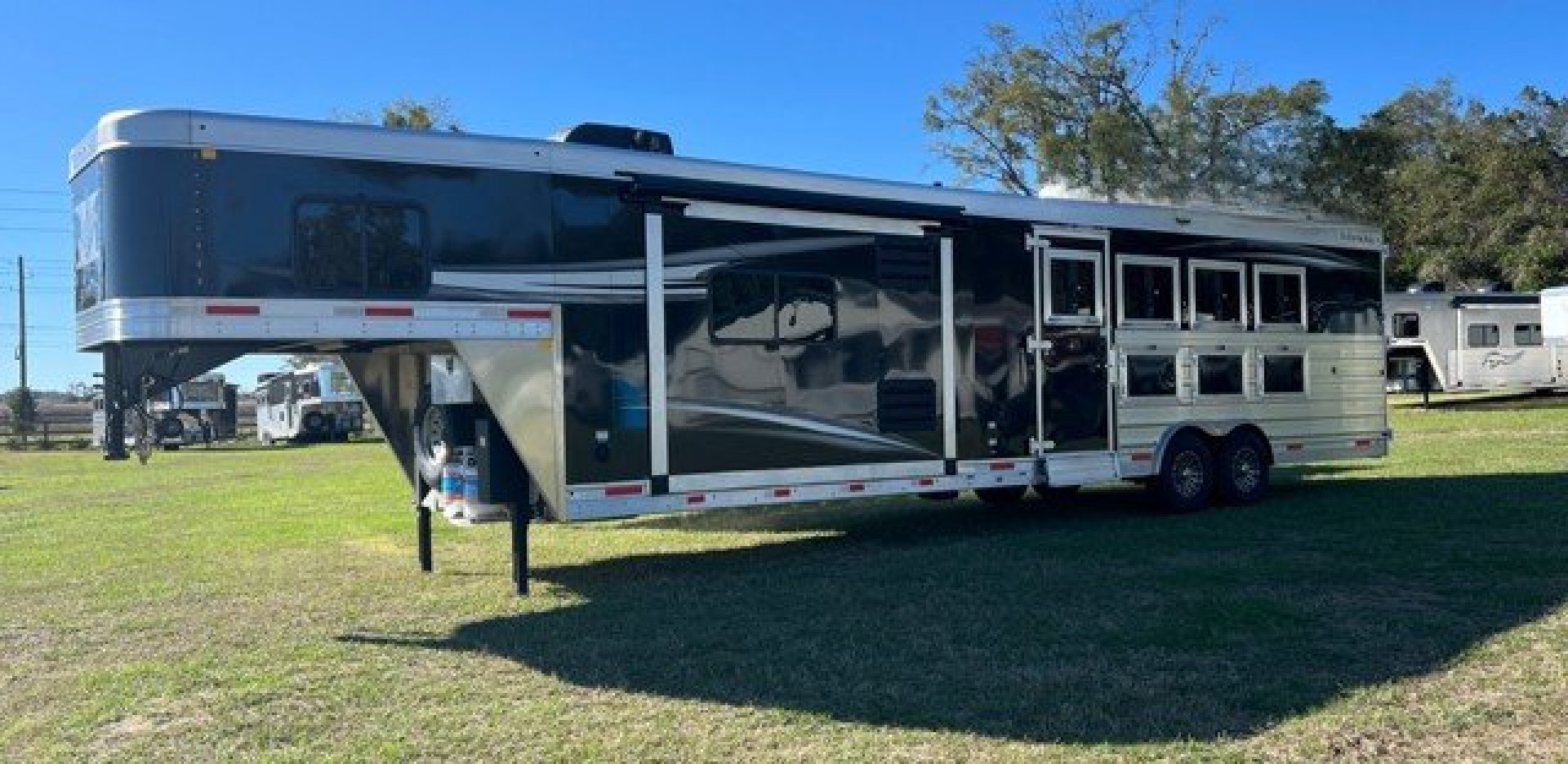 New 2025 Merhow Trailers 8' wide 4 horse w/ 14' living quarters Horse Trailer