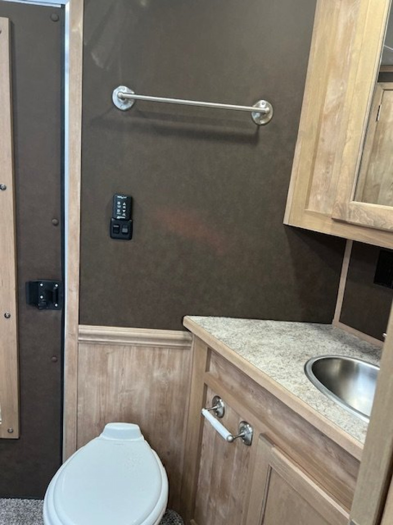 New 2025 Merhow Trailers 8' wide 4 horse w/ 14' living quarters Horse Trailer
