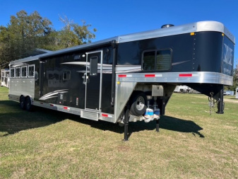 New 2025 Merhow Trailers 8' wide 4 horse w/ 14' living quarters Horse Trailer