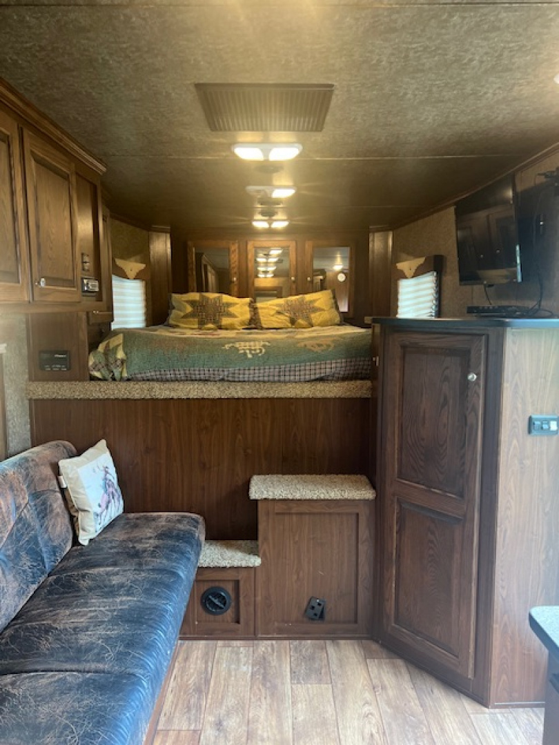 Used 2013 Exiss Trailers 8' wide 3 horse with 12' lq and generator Horse Trailer