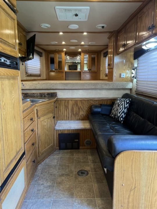 Used 2004 CM Trailers 8' wide 4 horse w/ 14' lq and gen Horse Trailer