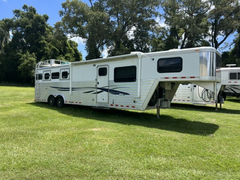 Used 2004 CM Trailers 8' wide 4 horse w/ 14' lq and gen Horse Trailer