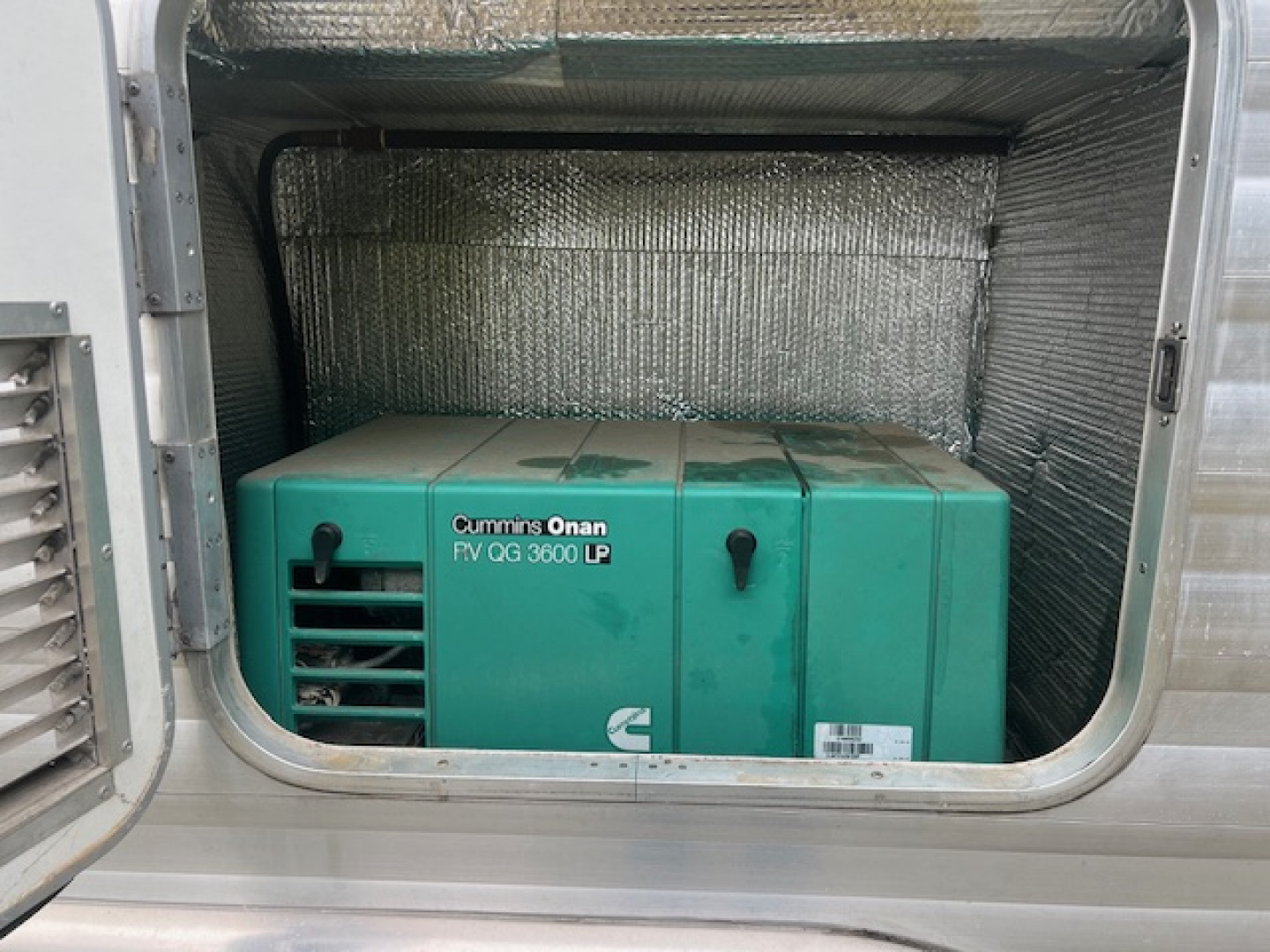 Used 2013 Exiss Trailers 8' wide 3 horse with 12' lq and generator Horse Trailer