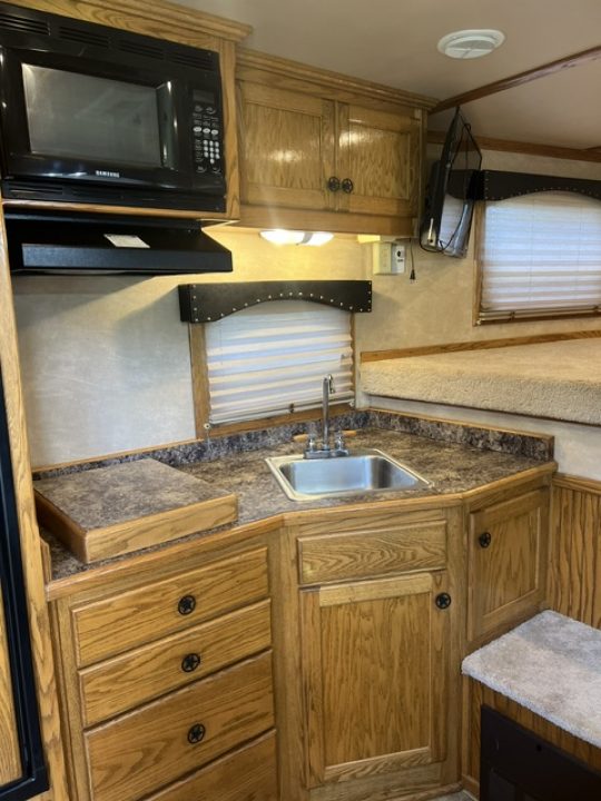 Used 2004 CM Trailers 8' wide 4 horse w/ 14' lq and gen Horse Trailer