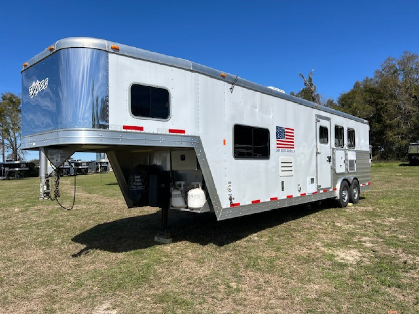 Used 2013 Exiss Trailers 8' wide 3 horse with 12' lq and generator Horse Trailer
