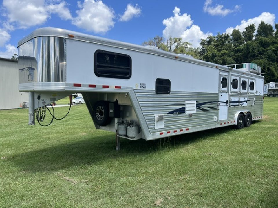 Used 2004 CM Trailers 8' wide 4 horse w/ 14' lq and gen Horse Trailer