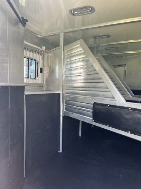 Used 2004 CM Trailers 8' wide 4 horse w/ 14' lq and gen Horse Trailer