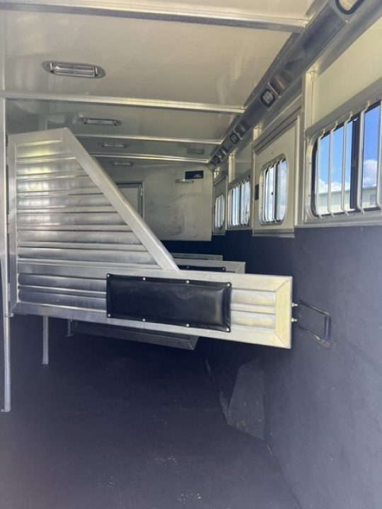Used 2004 CM Trailers 8' wide 4 horse w/ 14' lq and gen Horse Trailer