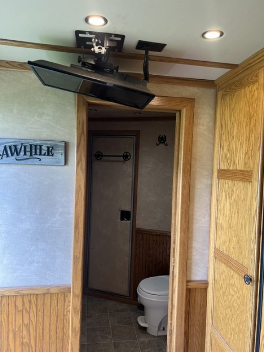 Used 2004 CM Trailers 8' wide 4 horse w/ 14' lq and gen Horse Trailer