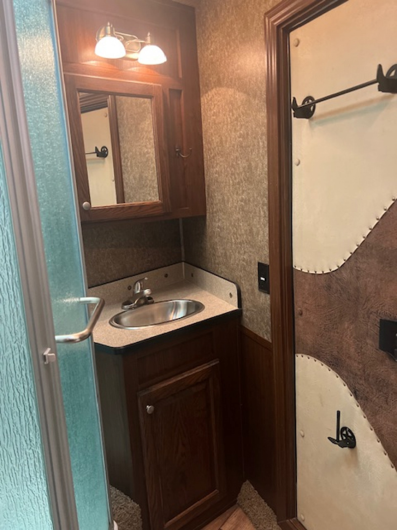 Used 2013 Exiss Trailers 8' wide 3 horse with 12' lq and generator Horse Trailer