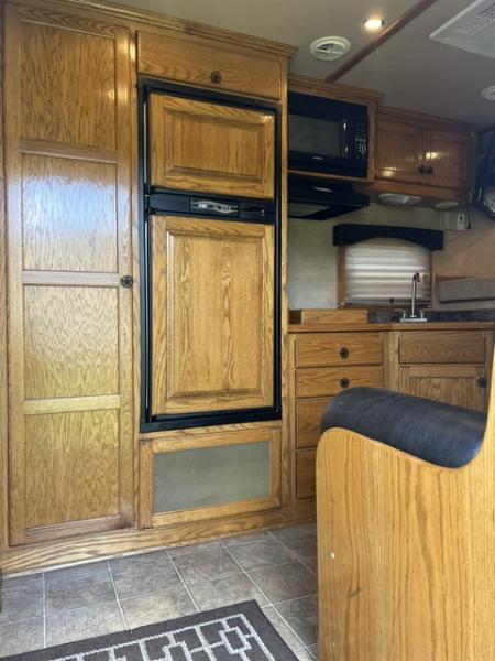 Used 2004 CM Trailers 8' wide 4 horse w/ 14' lq and gen Horse Trailer