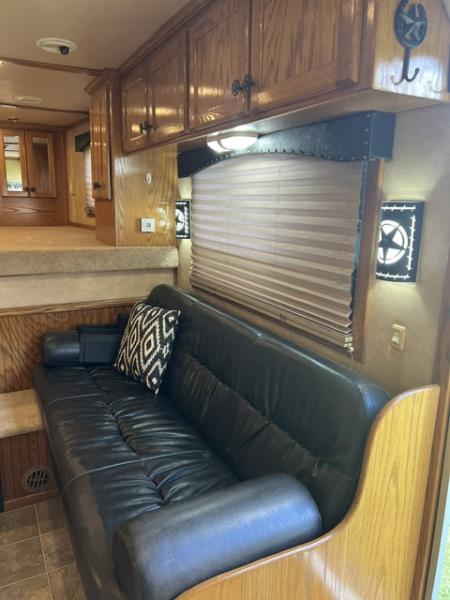 Used 2004 CM Trailers 8' wide 4 horse w/ 14' lq and gen Horse Trailer