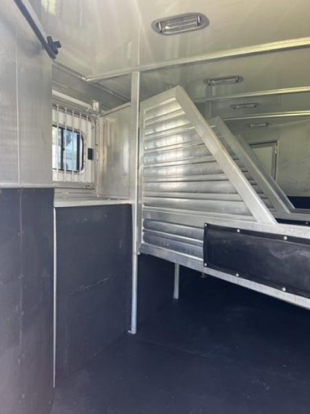 Used 2004 CM Trailers 8' wide 4 horse w/ 14' lq and gen Horse Trailer