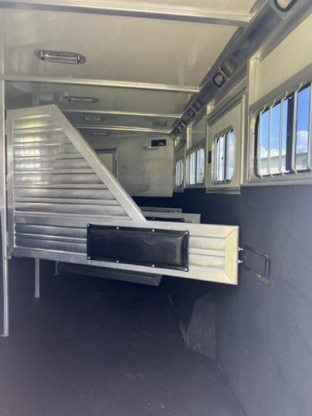 Used 2004 CM Trailers 8' wide 4 horse w/ 14' lq and gen Horse Trailer