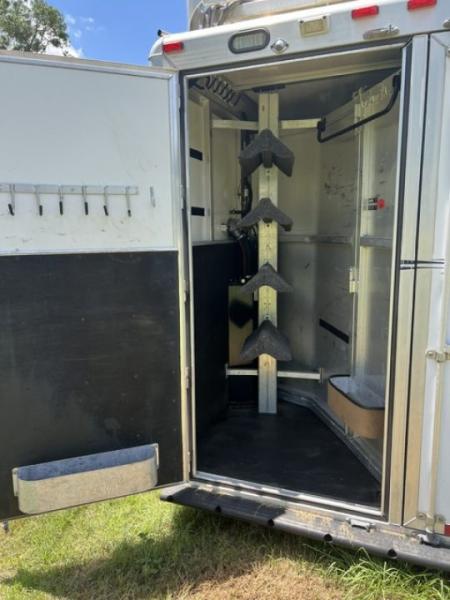 Used 2004 CM Trailers 8' wide 4 horse w/ 14' lq and gen Horse Trailer