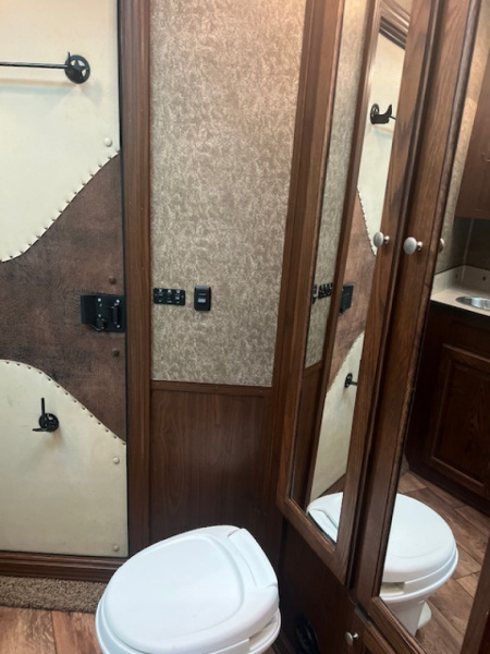 Used 2013 Exiss Trailers 8' wide 3 horse with 12' lq and generator Horse Trailer