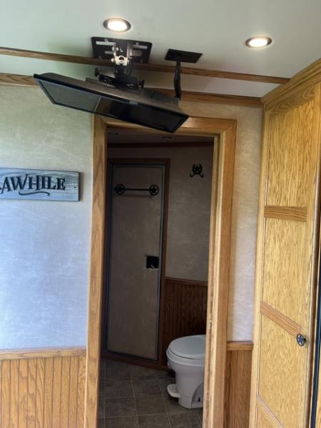 Used 2004 CM Trailers 8' wide 4 horse w/ 14' lq and gen Horse Trailer