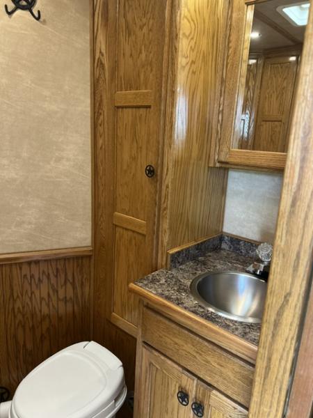Used 2004 CM Trailers 8' wide 4 horse w/ 14' lq and gen Horse Trailer